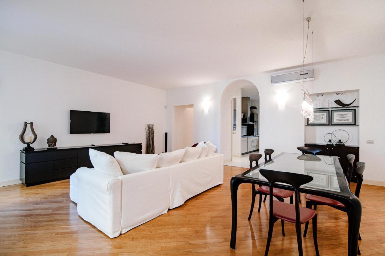 La Finestra Sul Duomo - The House Of Travelers Apartman Como Kültér fotó